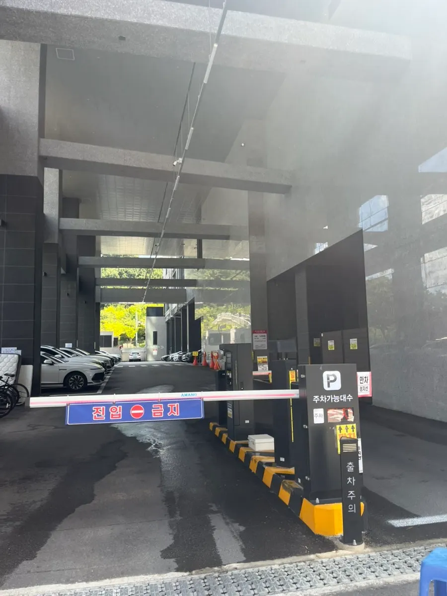 상가 주차장 입구 모습