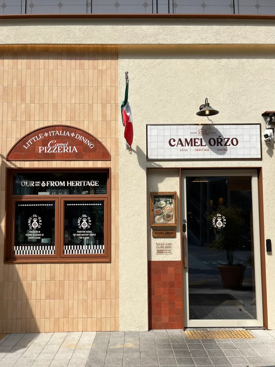 Table-ring waiting device in front of Camel Orzo