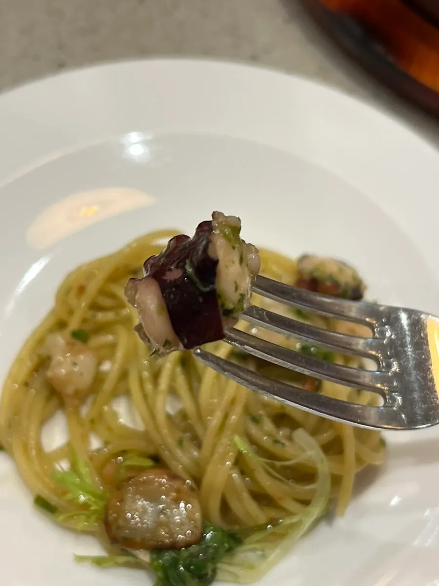 Shrimp and arugula on top of the oil pasta