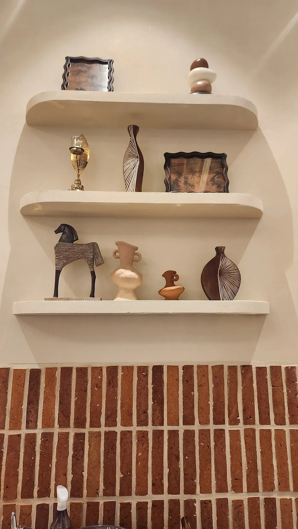 Interior decorated with arched walls and vintage framed pictures