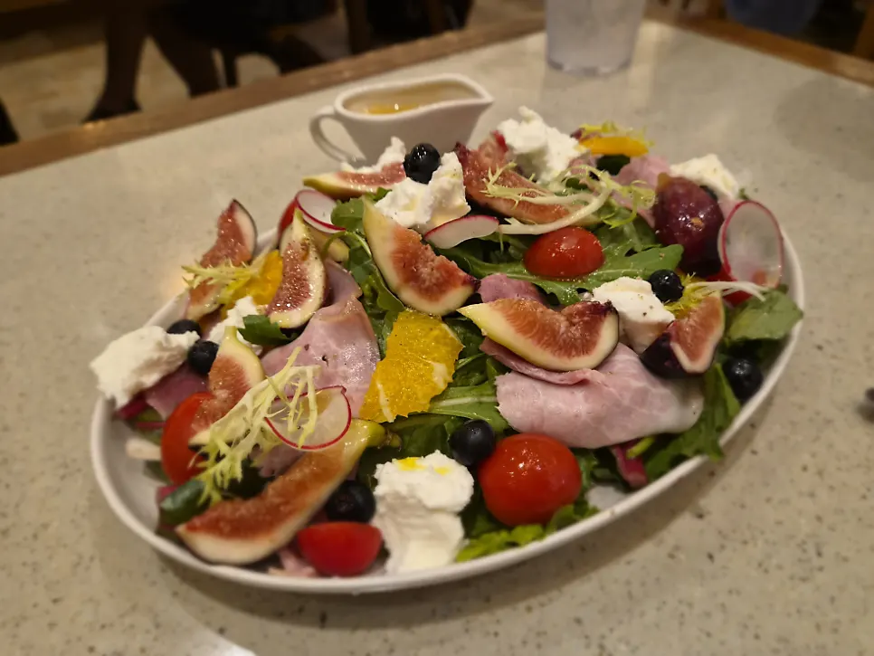 Jambon salad served with French dressing