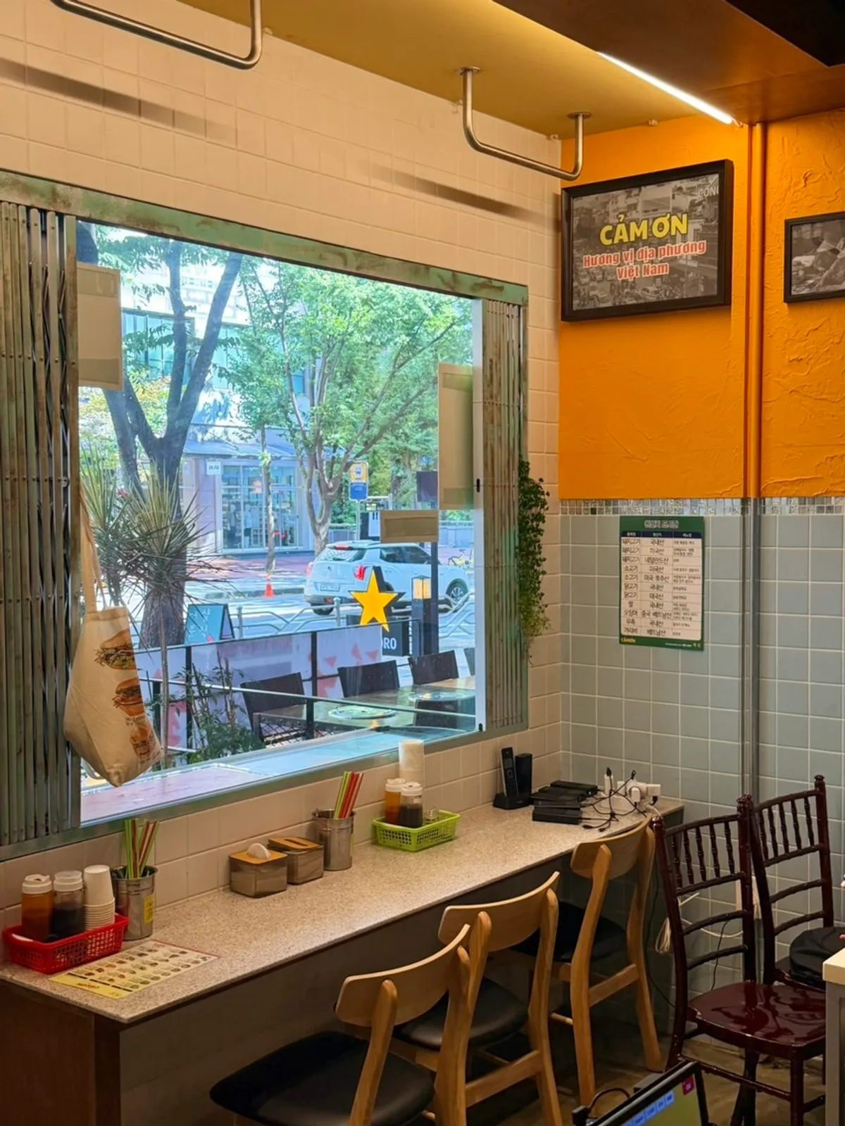 Table spread of pho at Kkamon Bundang Jeongja Direct Store