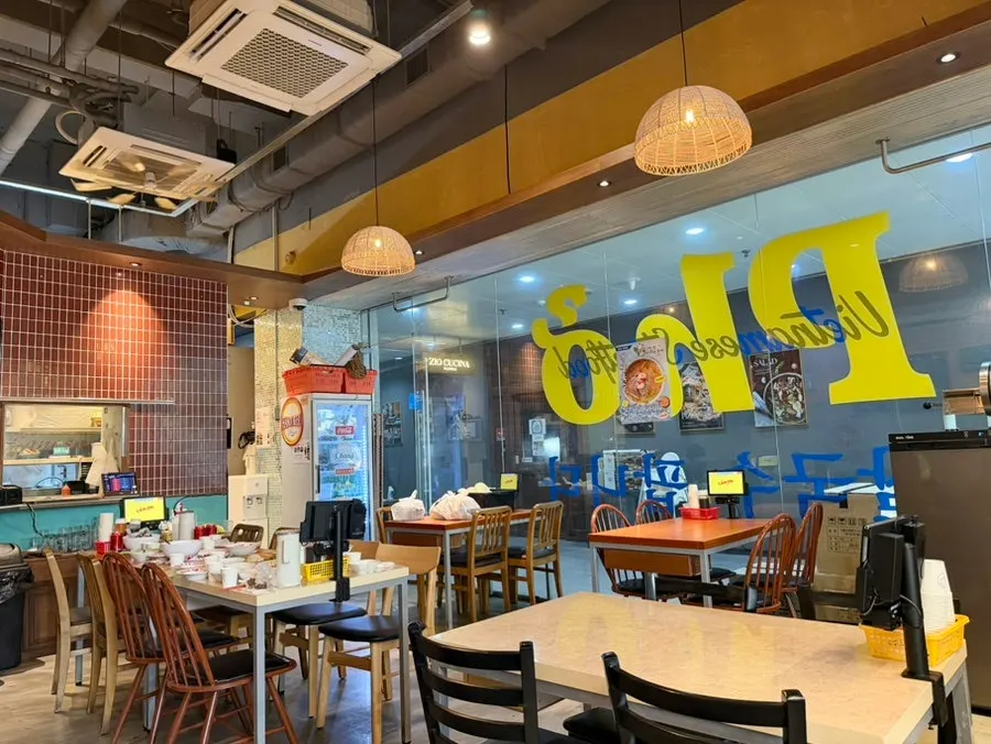 Table seating area at Kkamon Bundang Jeongja Direct Store