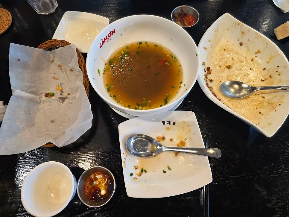 The table after the meal was finished