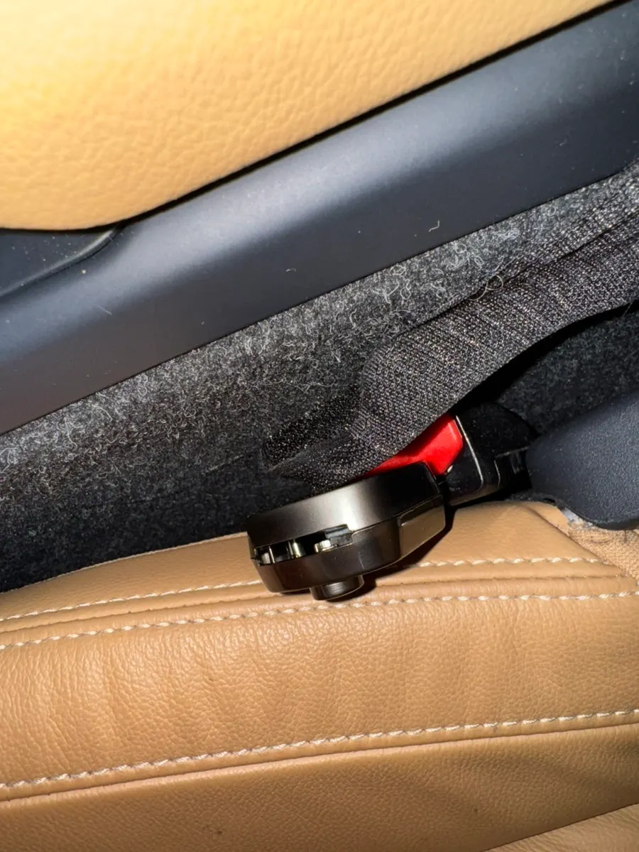 Clip installed after adjusting the seat belt length