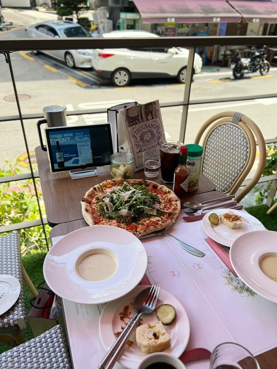 A slice of rocket and prosciutto pizza served on a plate