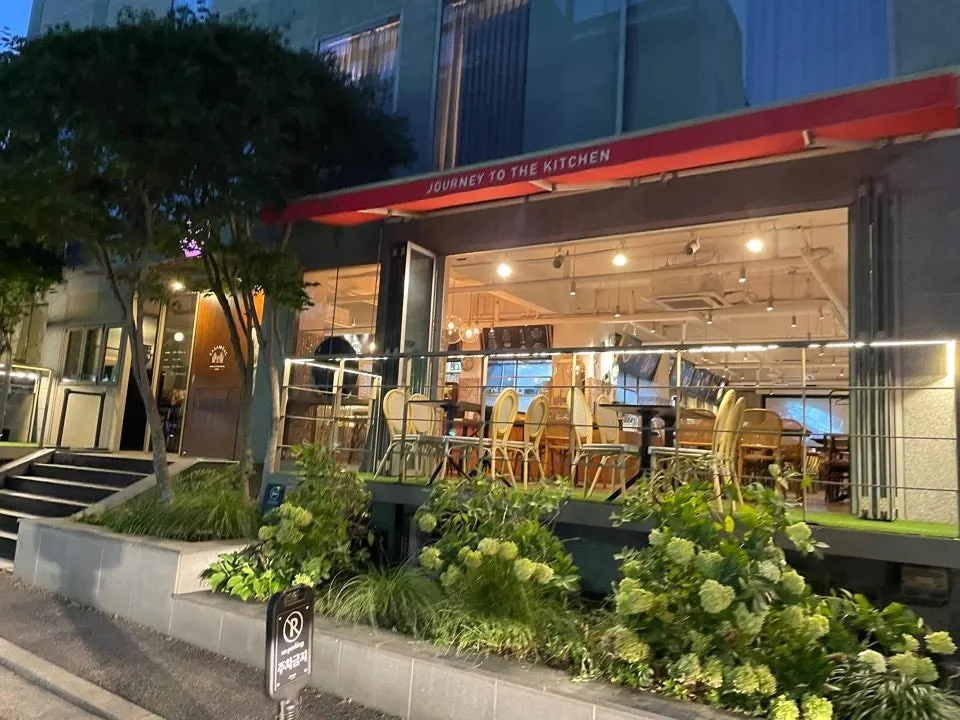 In front of the Casamil Sinsa Garosu-gil building, a 7-minute walk from Sinsa Station