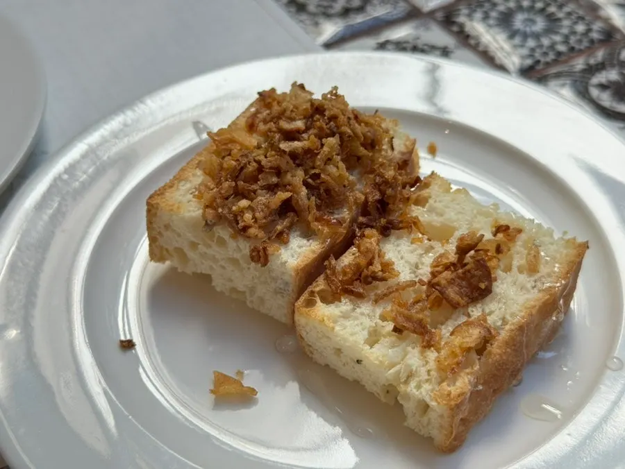 ガーリックフレークがかかった食前パン