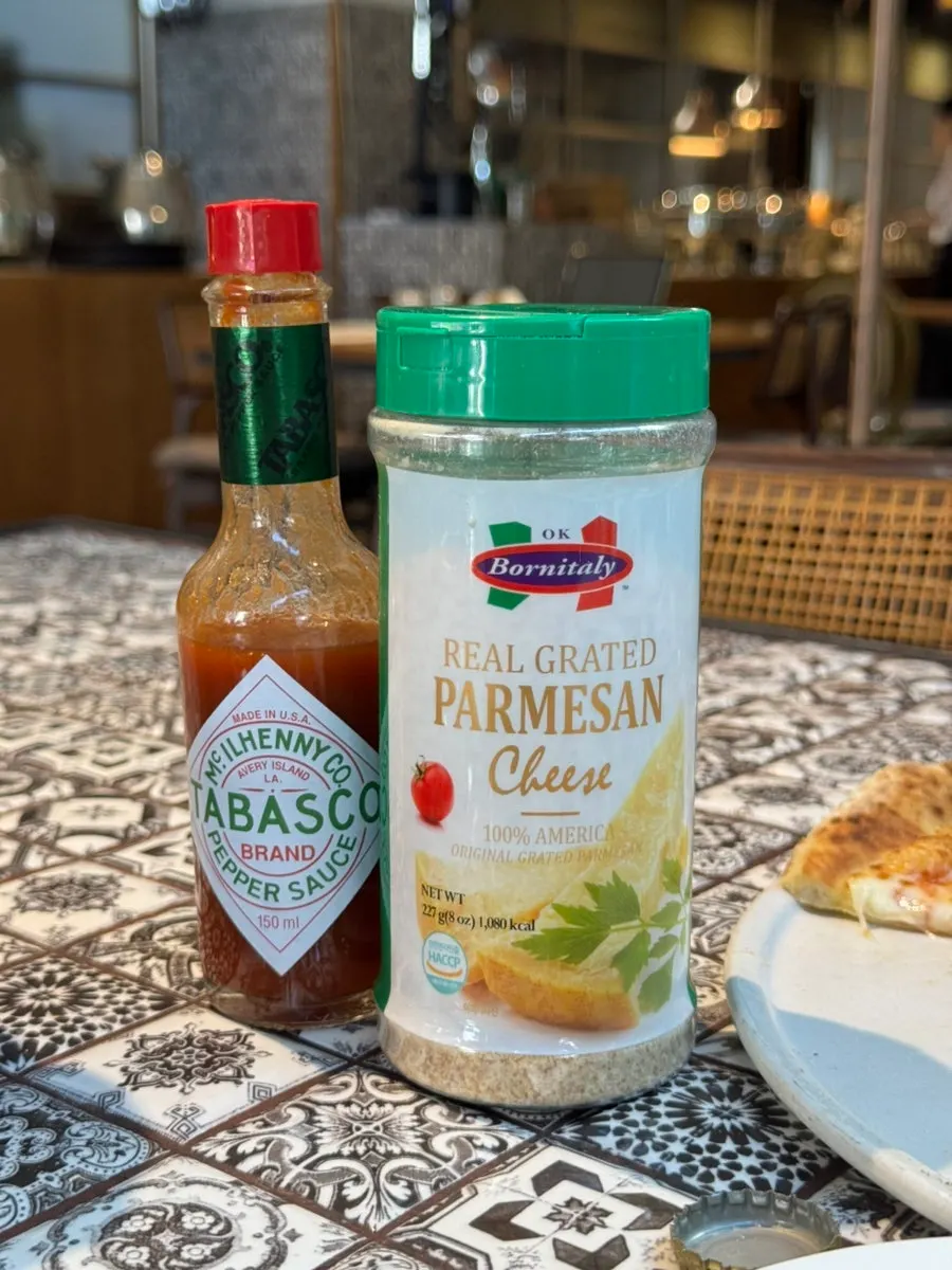 ピザとパスタを並べたテーブル