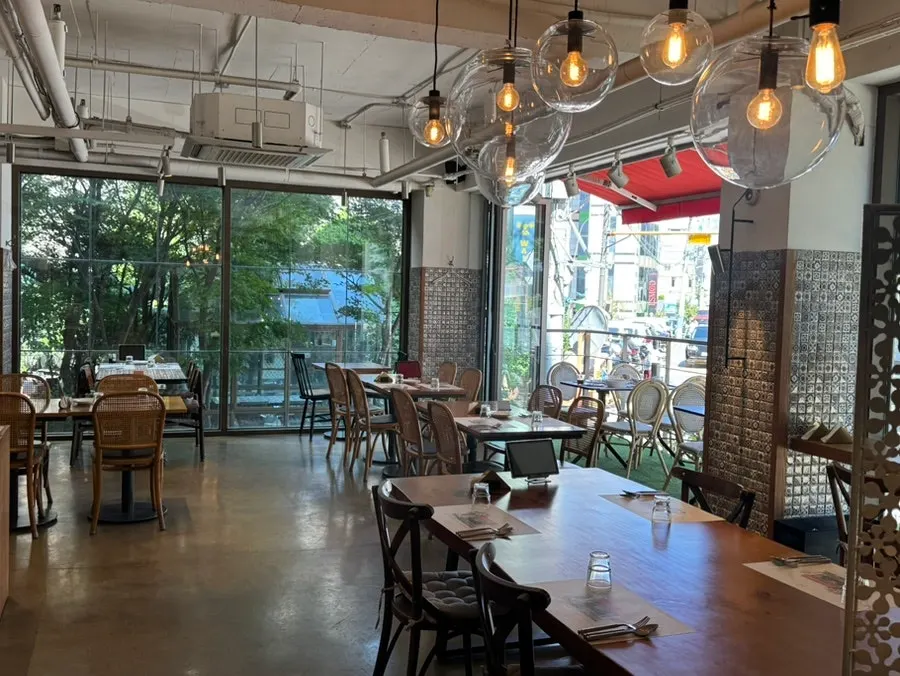 テーブル間隔に余裕のあるカサミルの店内全景