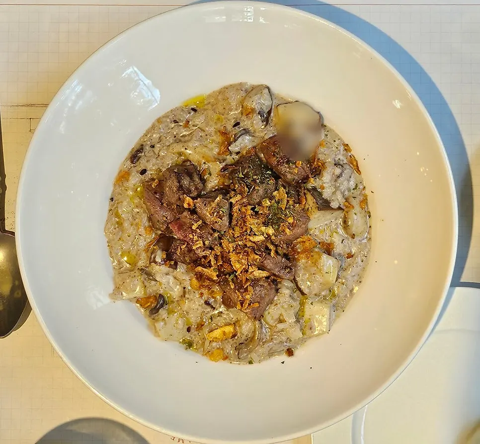 창가석 테이블에 차려진 런치코스