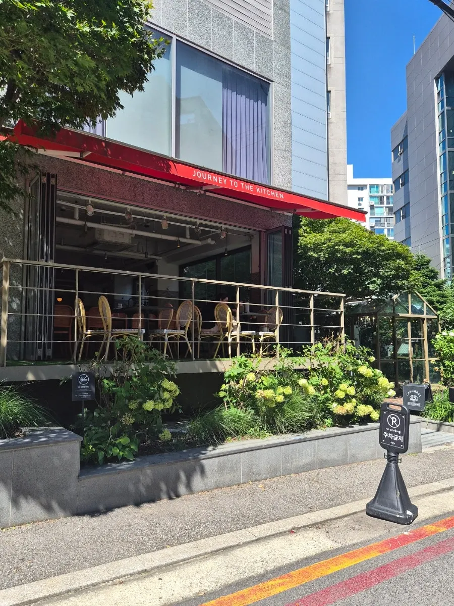 까사밀 정문 주변 외부 모습