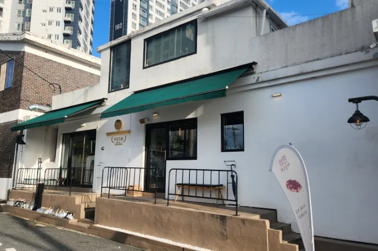 골목 안쪽 카운드리 카페 입구 주변 풍경