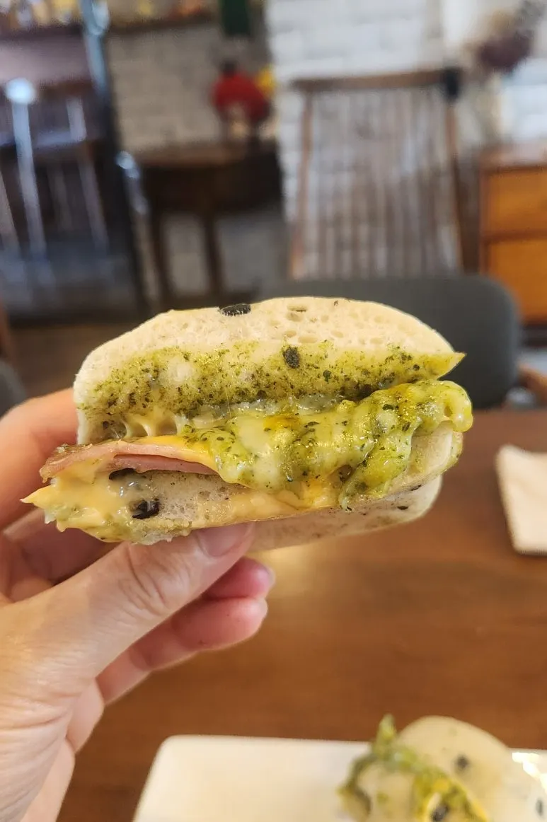 커피와 함께 차려진 치아바타 샌드위치 상차림