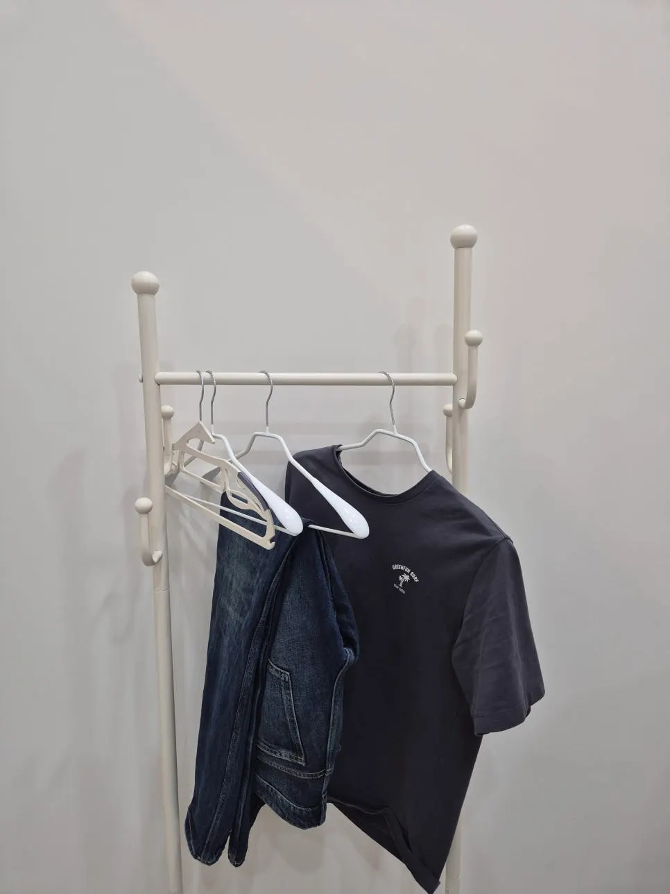 Hanger for hanging clothes