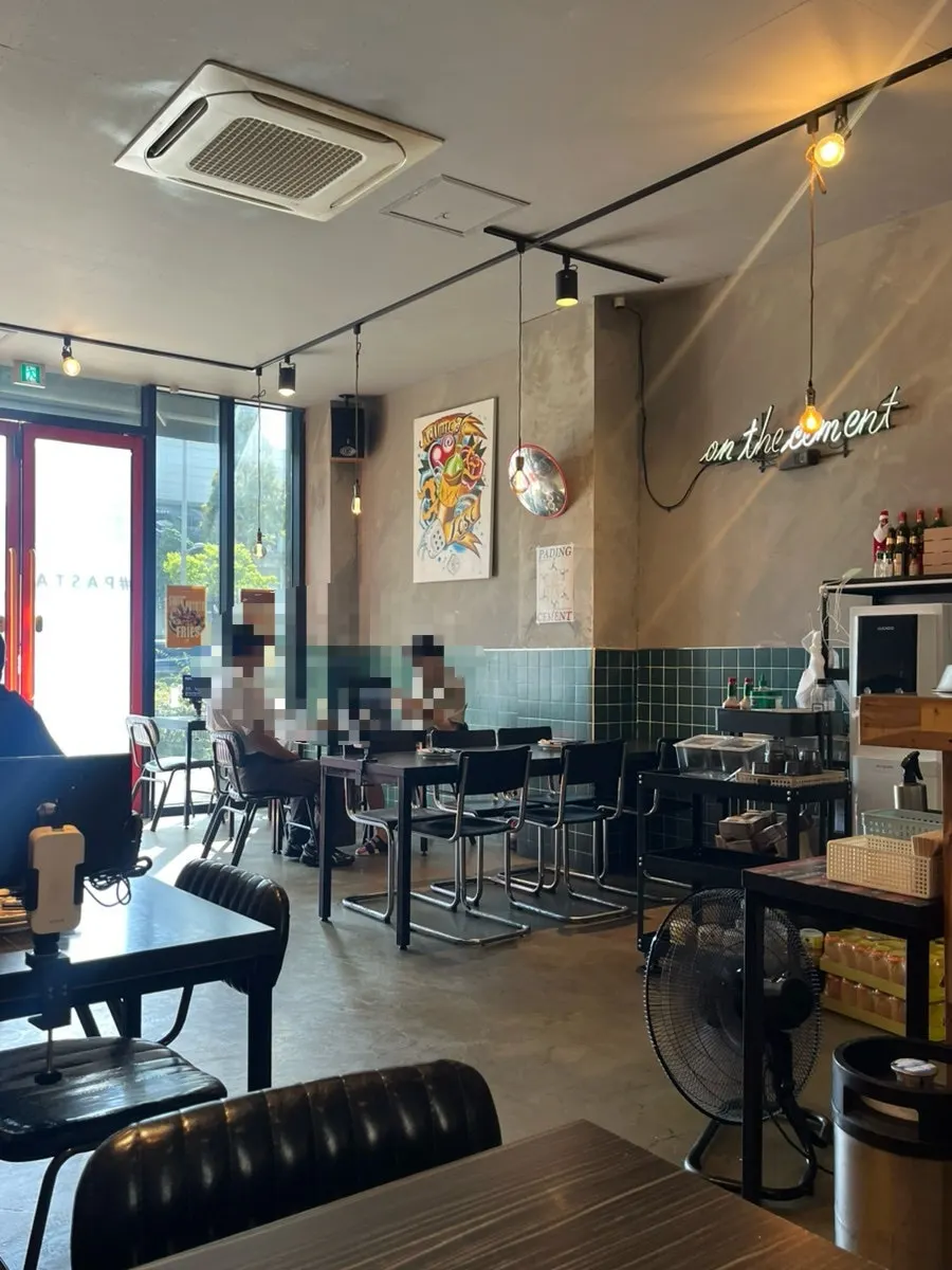 Interior of Ciment Chungnam National University Branch with American-style kitschy decor