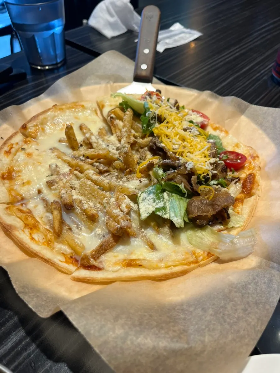Close-up of the bulgogi salad pizza