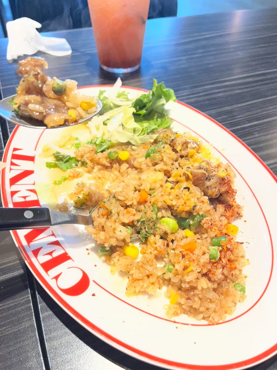 Table with half-and-half pizza and woo samgyeop pilaf together