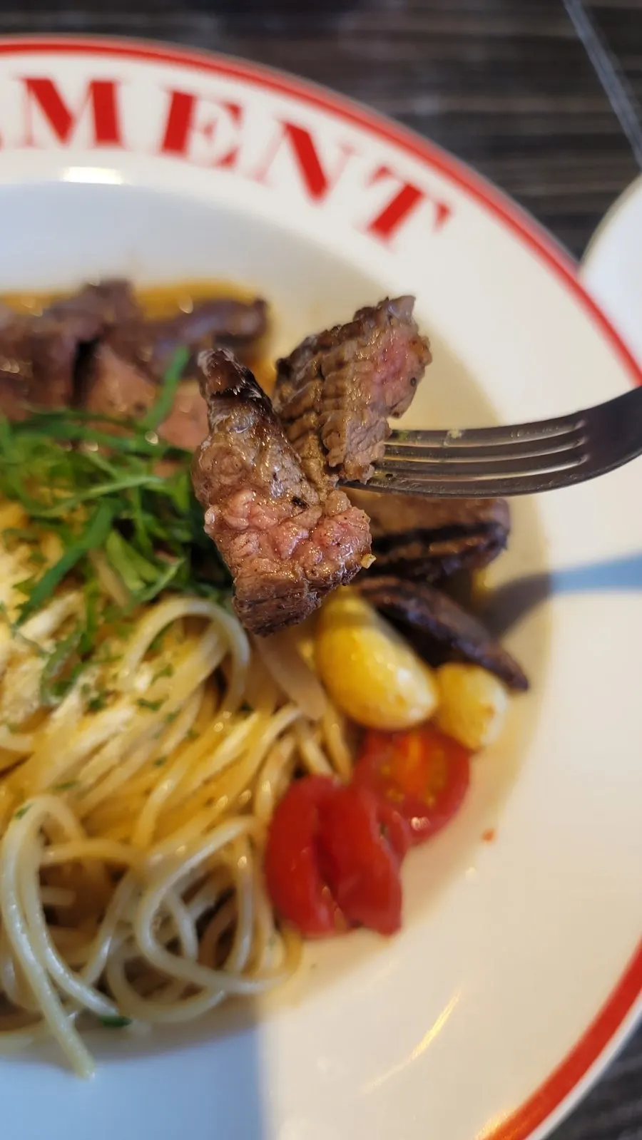 살치살이 올라간 오일 파스타 근접 사진