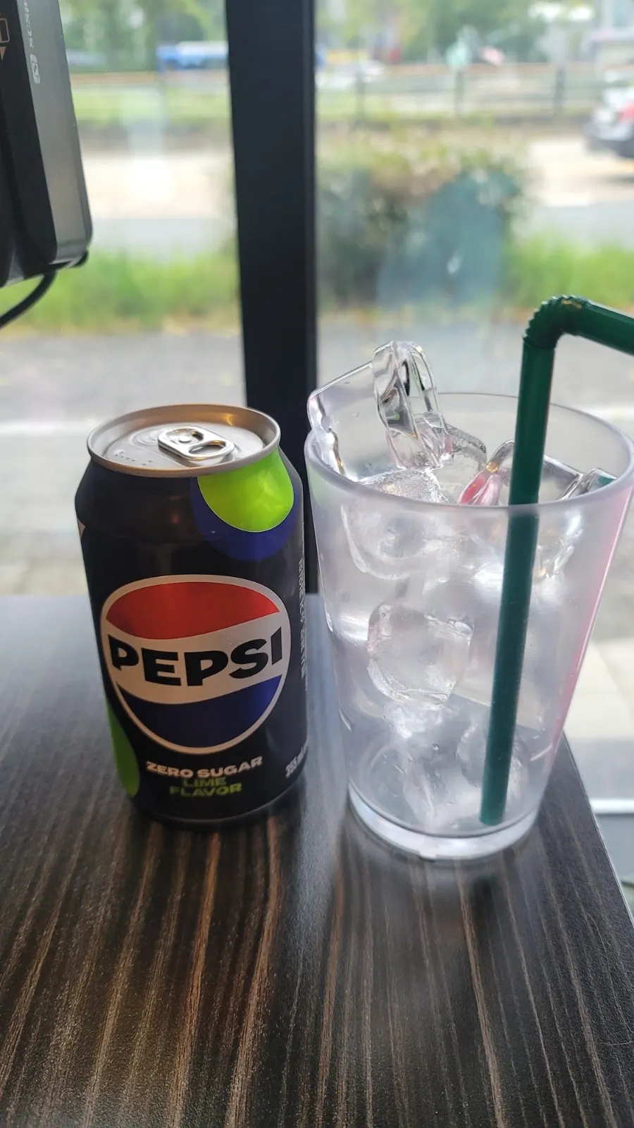 펩시 제로 라임이 담긴 잔