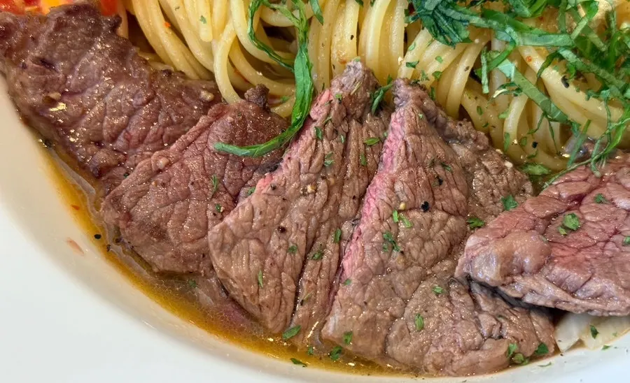 Sharing beef striploin oil and bulgogi cream pasta at Ciment Chungnam National University Branch
