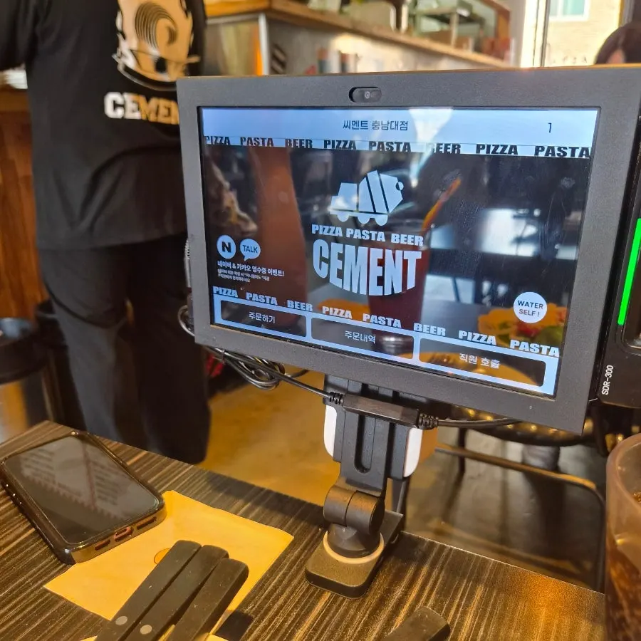 Browsing the Ciment menu on the table tablet
