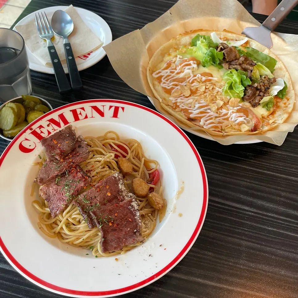 Tablet menu showing pasta, pizza, and pork cutlet options