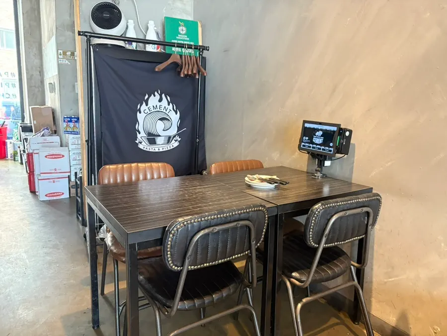 Seating and table view at Ciment Chungnam National University Branch