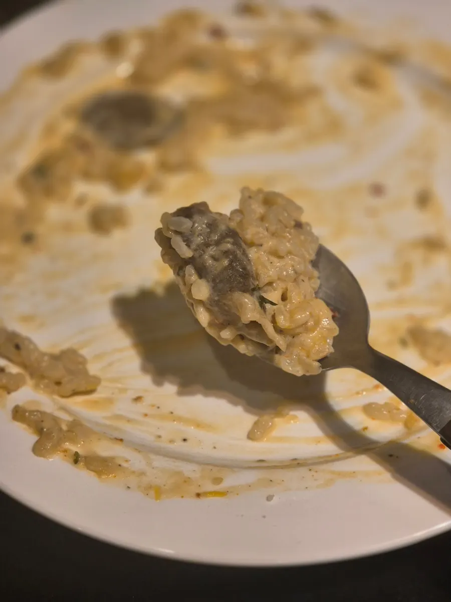 숟가락으로 떠올린 매콤 크림 불고기 리조또