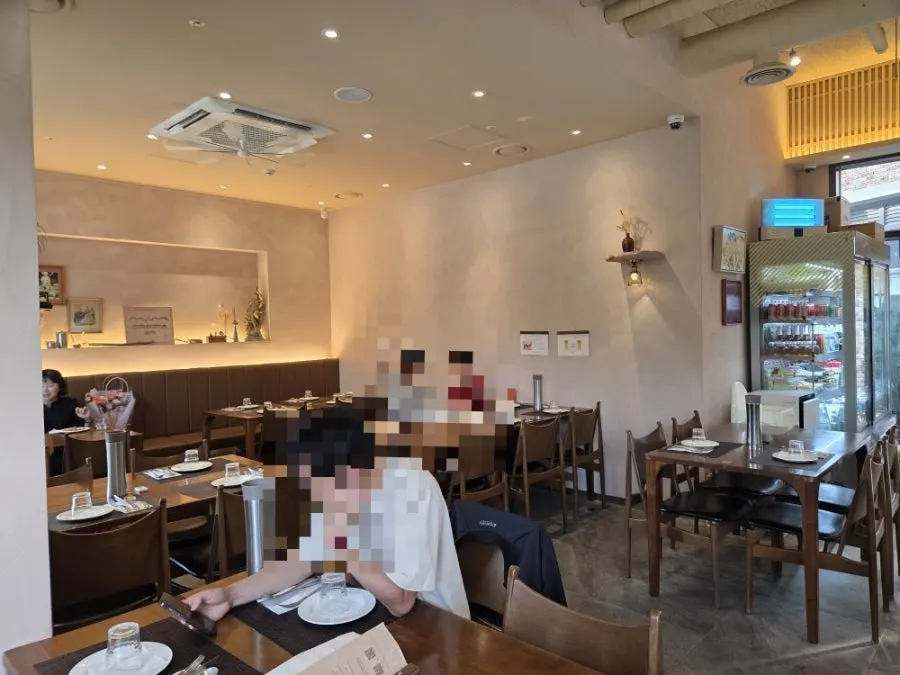 Cozy restaurant with tables of various sizes