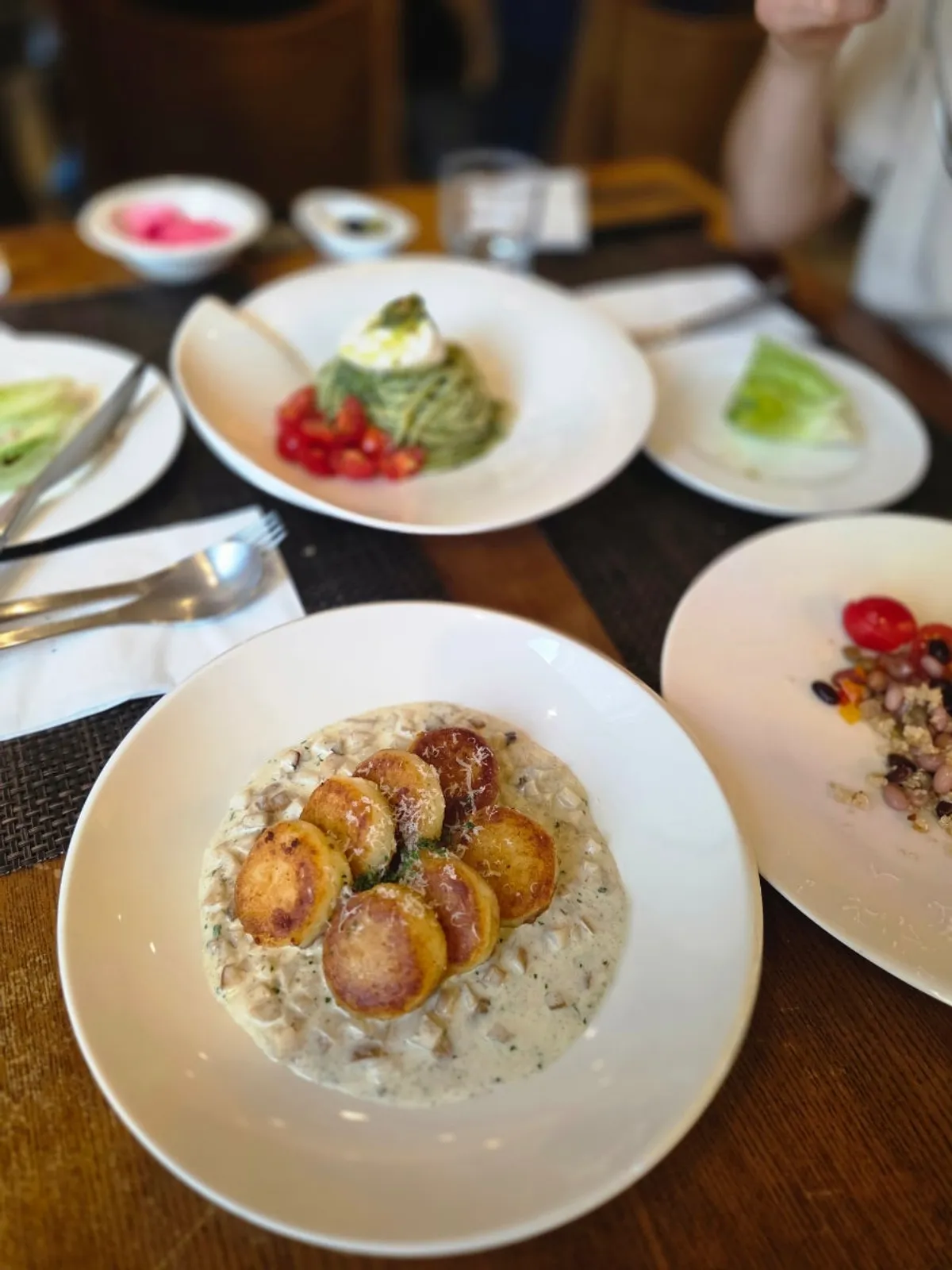A full plate of Cenacolo Artfore's avocado bean salad