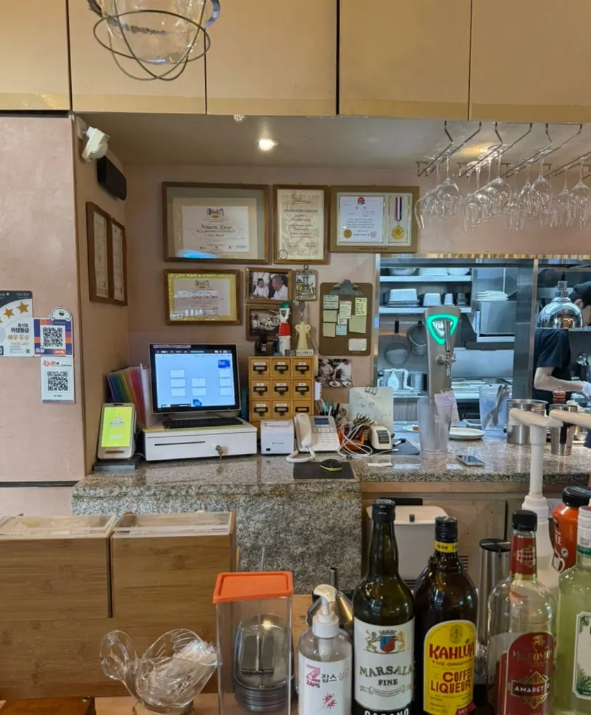 체나콜로 테이블과 조명 분위기