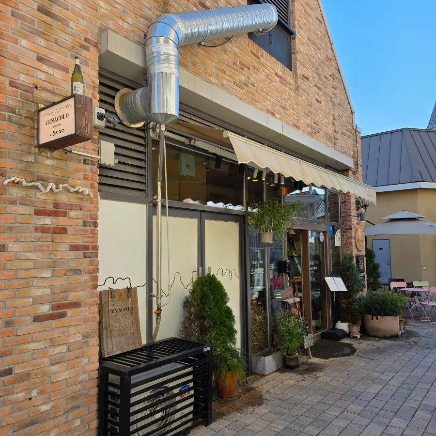 Entrance of Cenacolo Artfore on the 2nd floor of Artfore