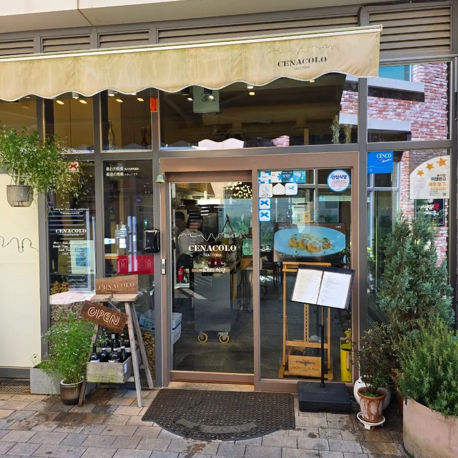 Cenacolo Artfore signage and storefront