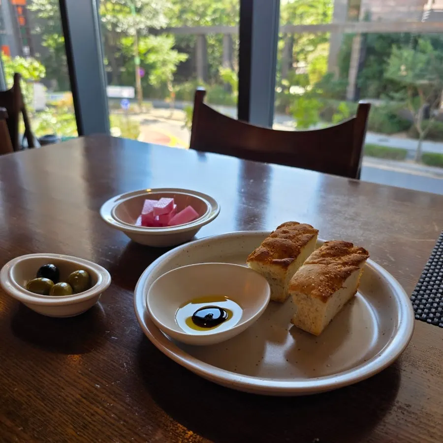 Pre-meal bread at Cenacolo Artfore