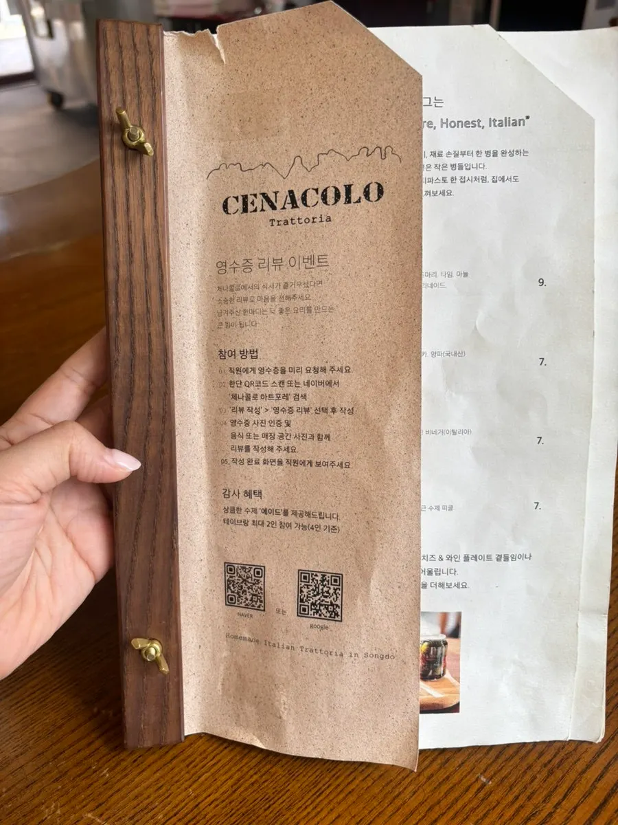 Blue Ribbon mark on the exterior of Cenacolo