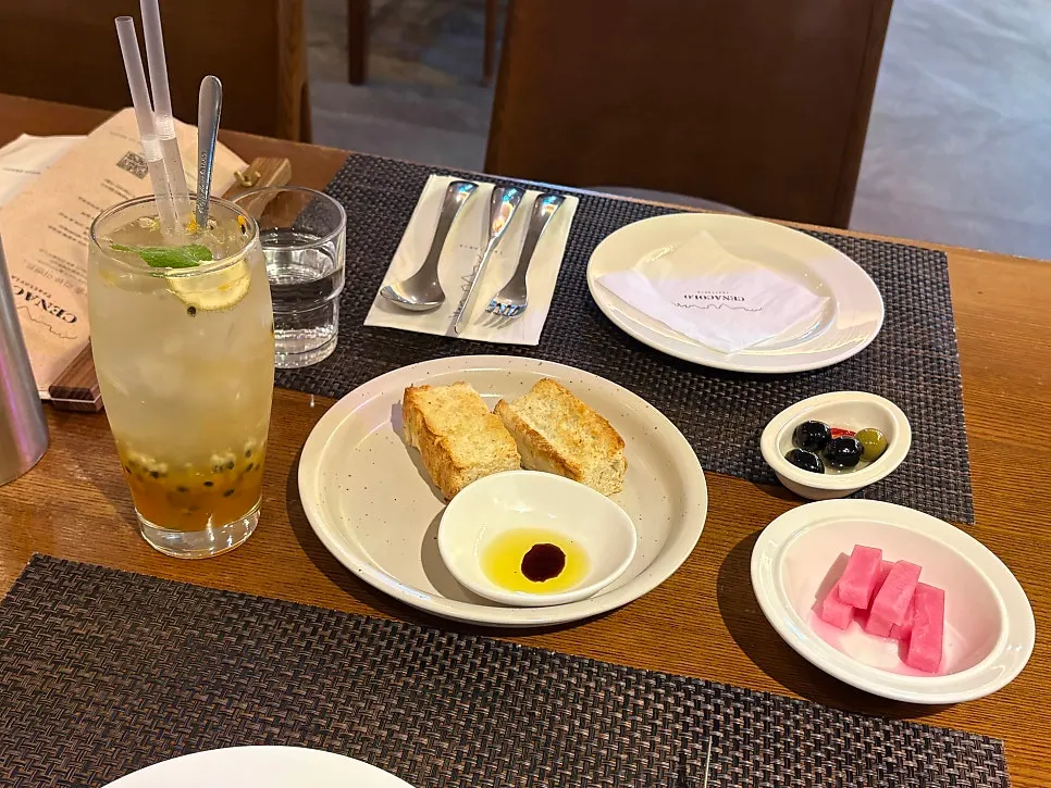 식전빵과 발사믹 오일, 피클, 올리브 접시