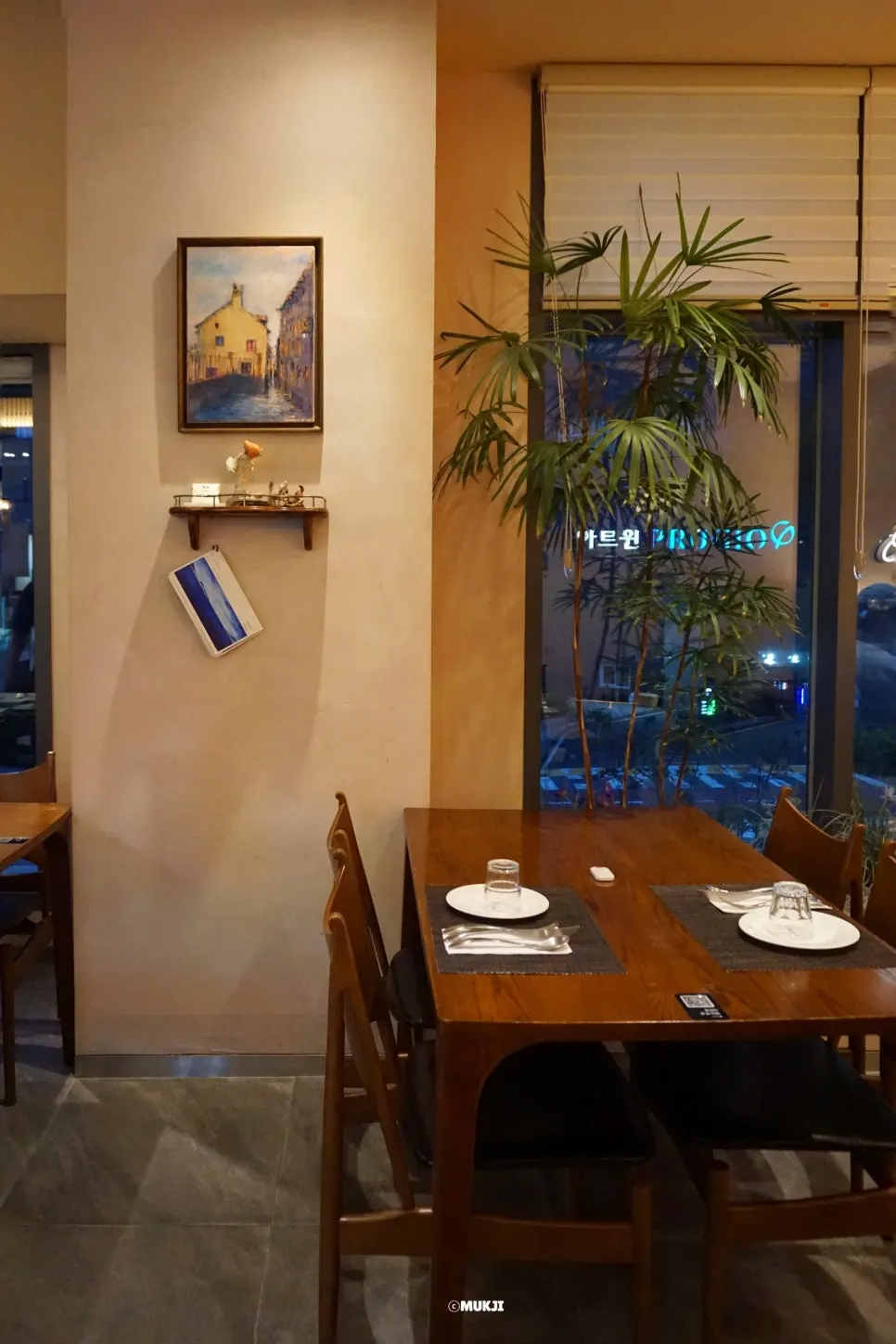 チェナコロ・アートフォレの店内席とインテリア