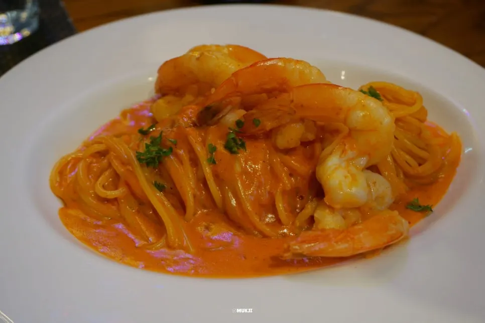 夫と一緒に食べたチェナコロのエビロゼパスタ
