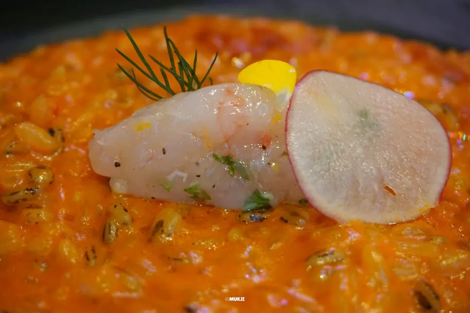 すりつぶした甘えびをご飯と混ぜて食べる甘えびリゾット