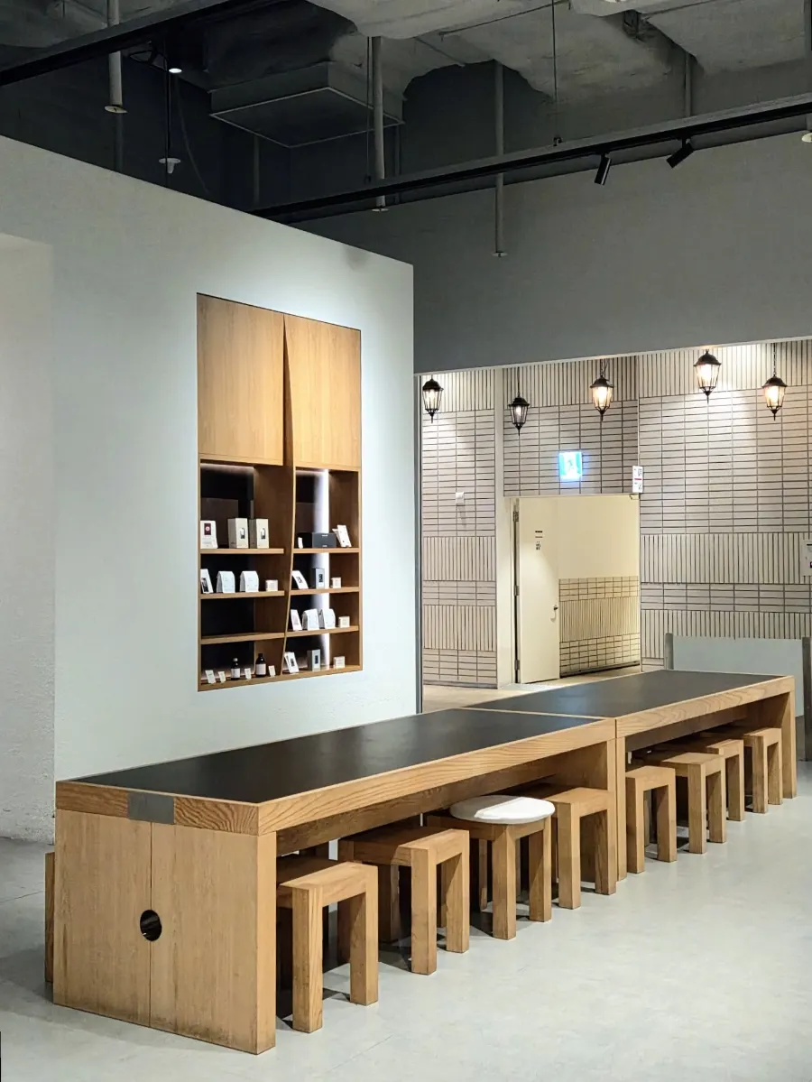 High-ceilinged interior of Center Coffee Guui East Pole