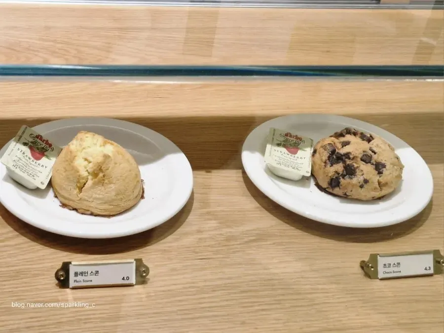 Plain scone and chocolate scone on display