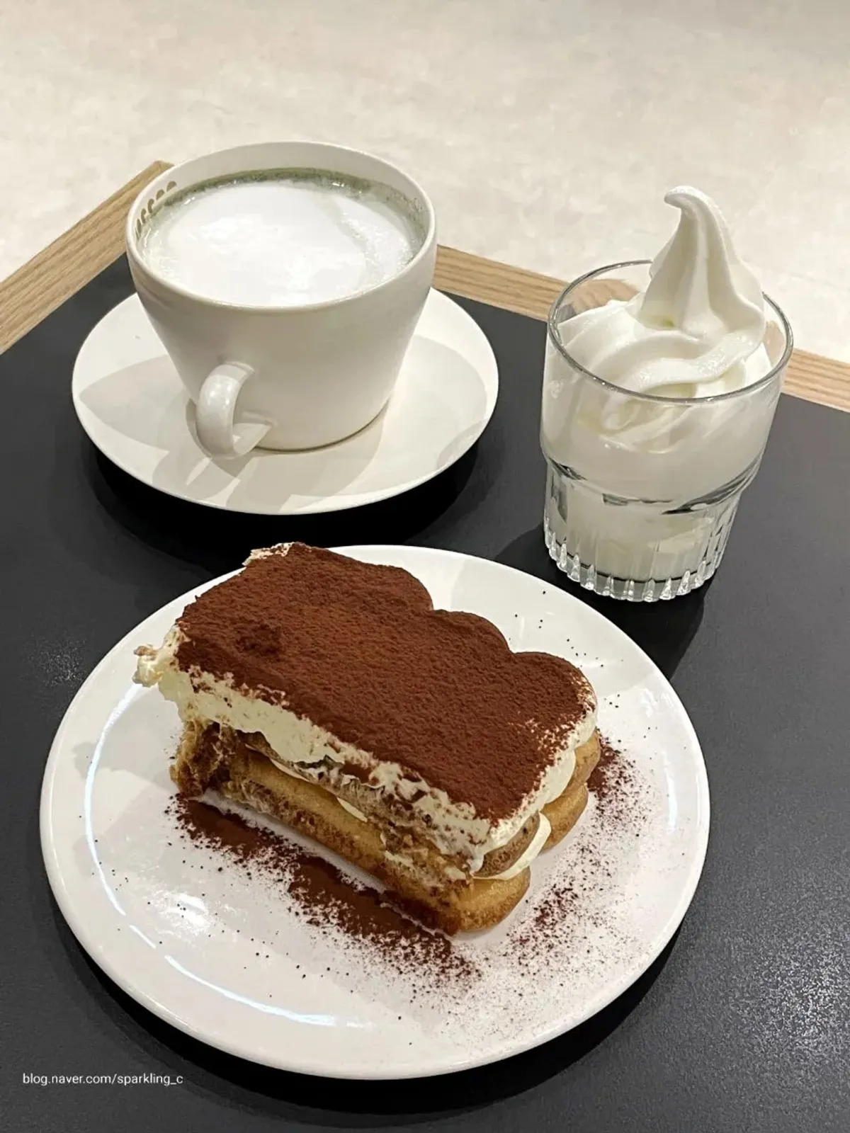 Order of mugwort latte, milk ice cream, and original tiramisu