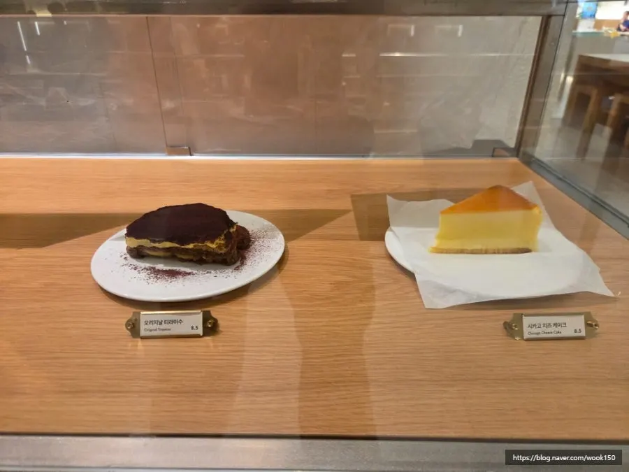 디저트 쇼케이스 진열 모습