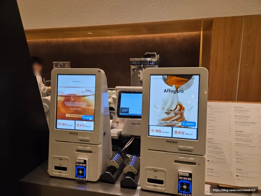 진열대 옆 주문 키오스크 두 대