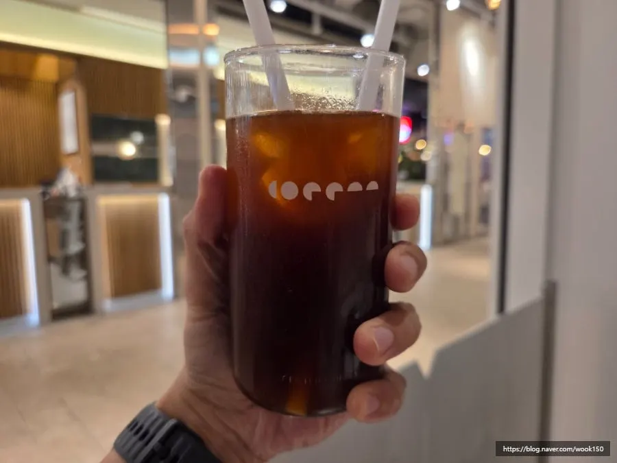 테이블 위 아이스 아메리카노와 디저트 한 세트