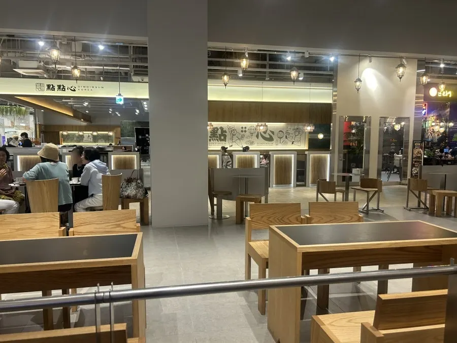 카페 내부 조명과 인테리어