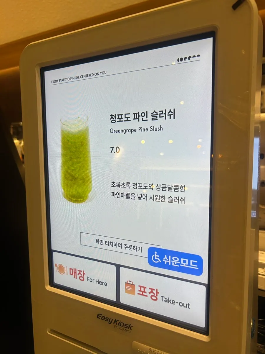 티라미수와 치즈 케이크 진열