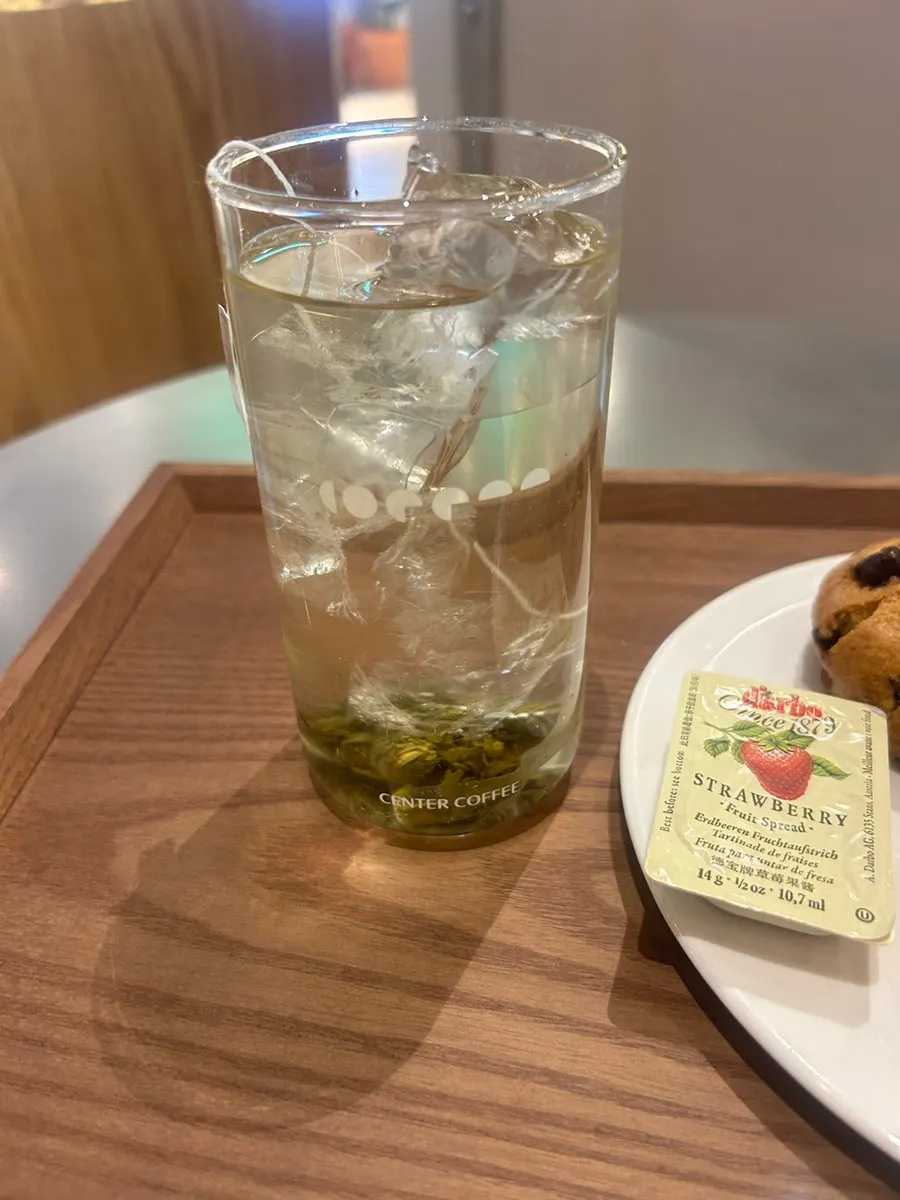 스콘과 음료 테이블 세팅 세로 컷