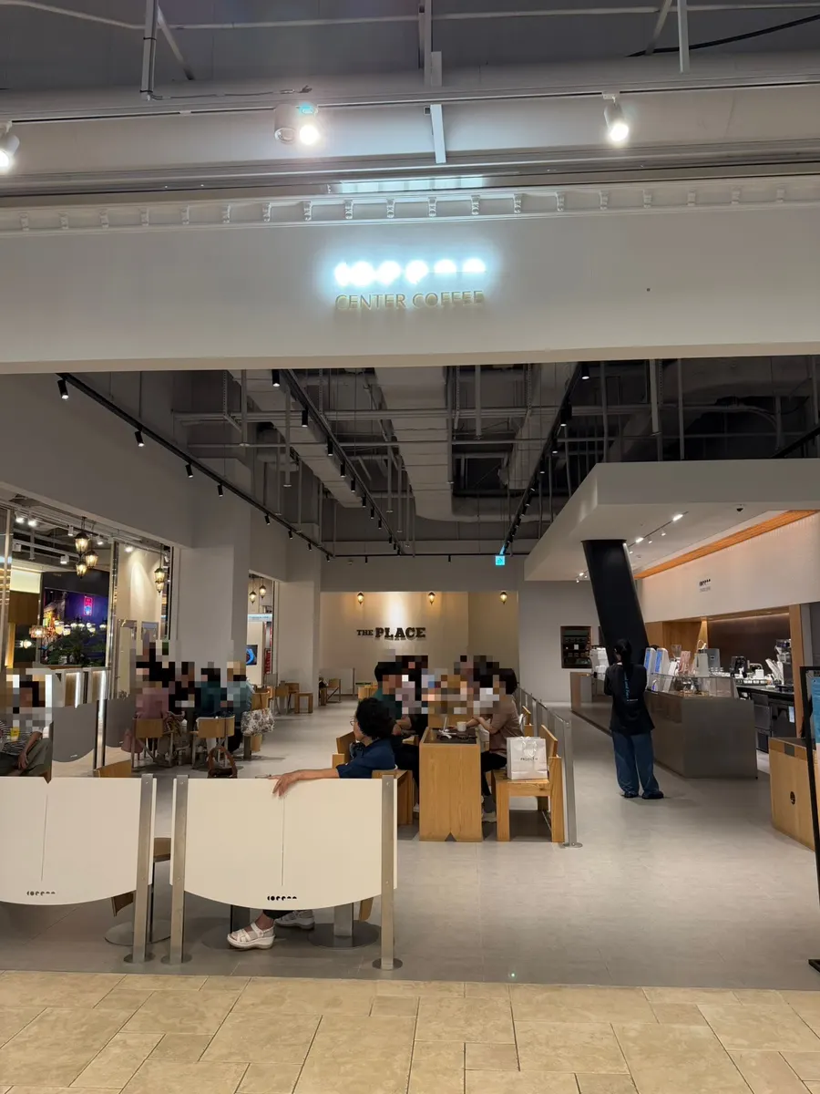 트여 있는 센터커피 구의이스트폴점 매장 내부